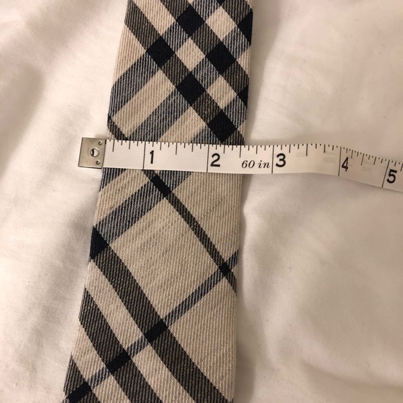 ❌❌SOLD❌❌ Burberry Silk Linen mens tie - Picture 5 of 6